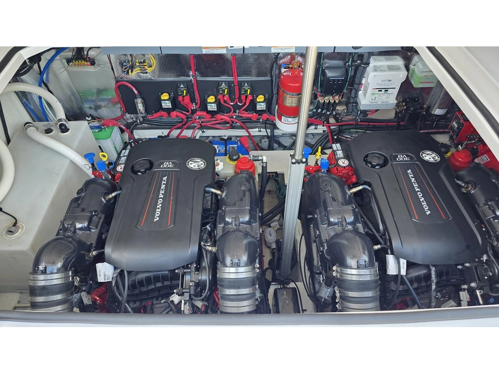 Regal 33 Express 2020 alt