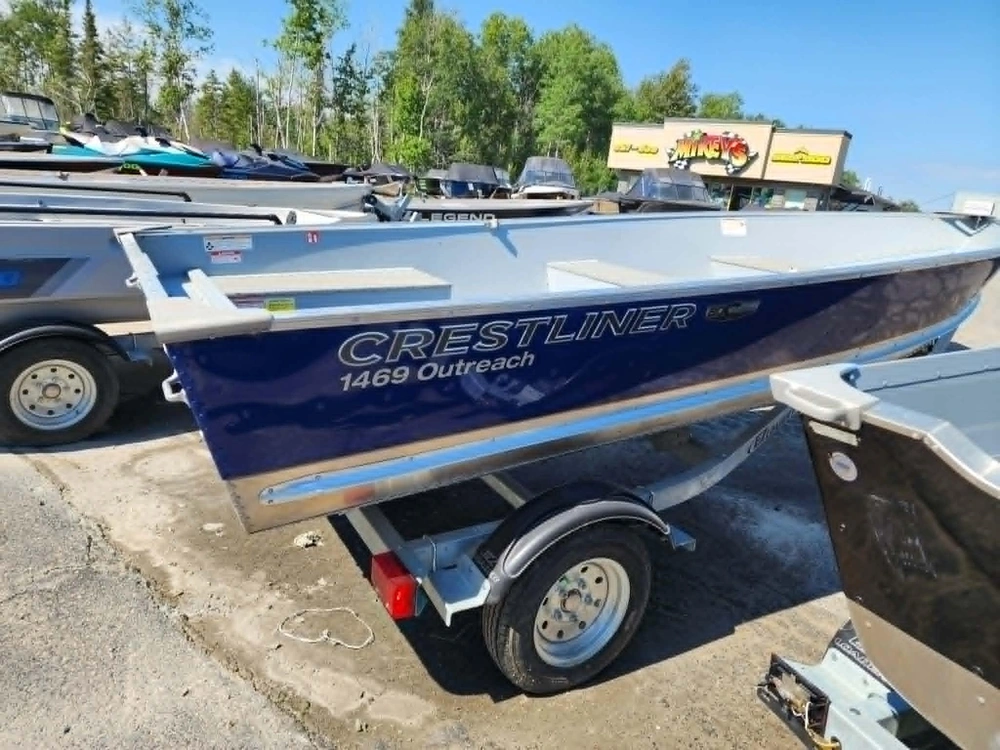 2026 Crestliner 1469 Outreach alt