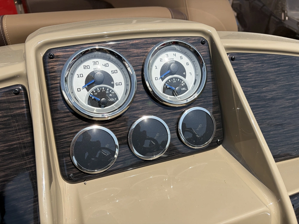 Sylvan Mirage 820 Cruise 2026 alt
