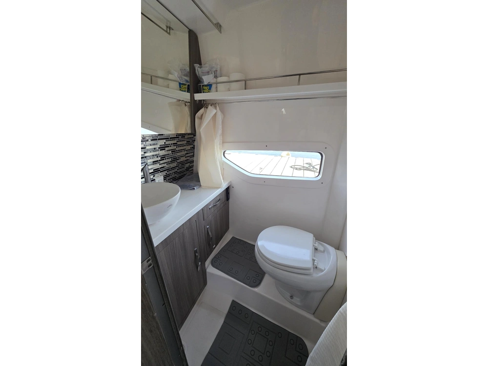 Regal 33 Express 2020 alt