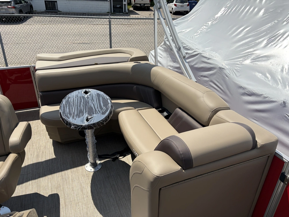 Sylvan Mirage 820 Cruise 2026 alt
