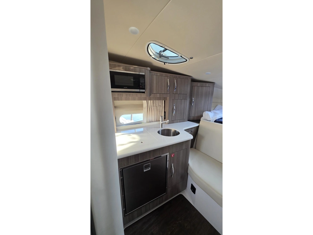Regal 33 Express 2020 alt