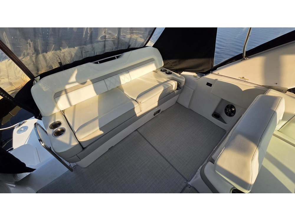 Regal 33 Express 2020 alt