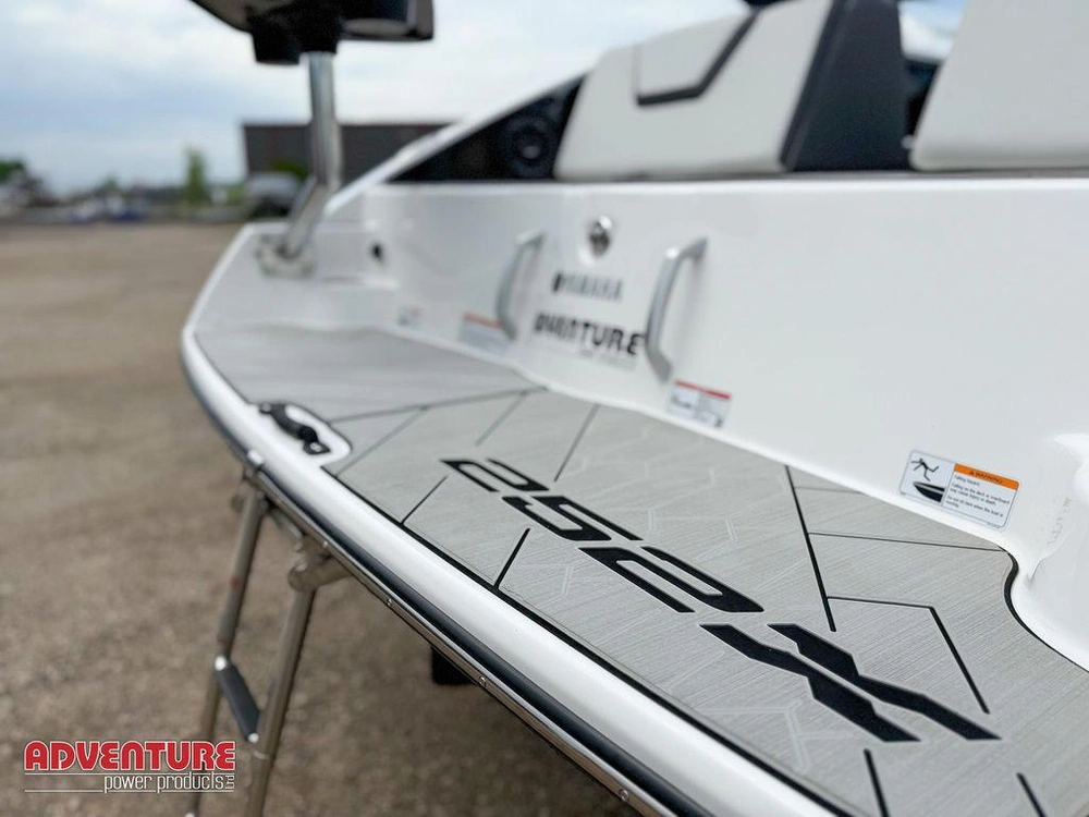 2025 Yamaha 252xe alt