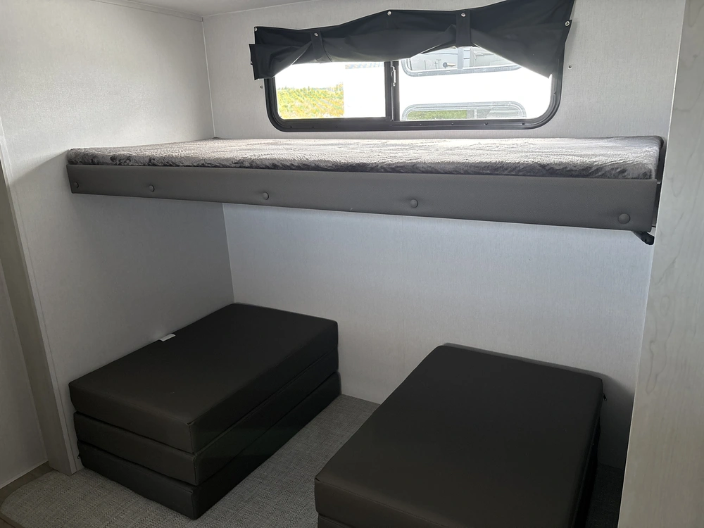 2025 Coachmen Fr. Express 31se alt