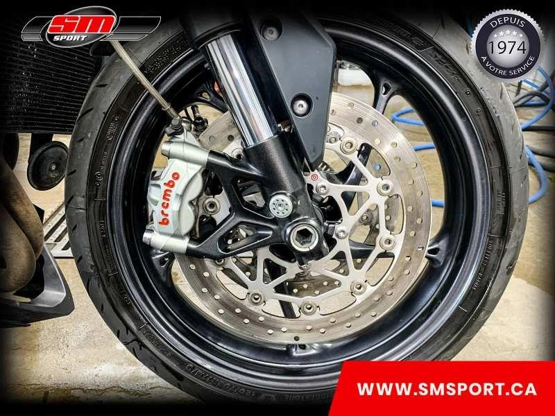 Triumph Street Triple 2022 alt