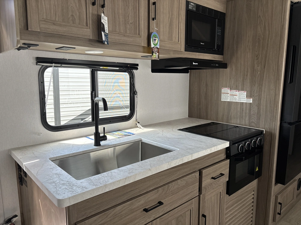 2025 Coachmen Fr. Express 31se alt