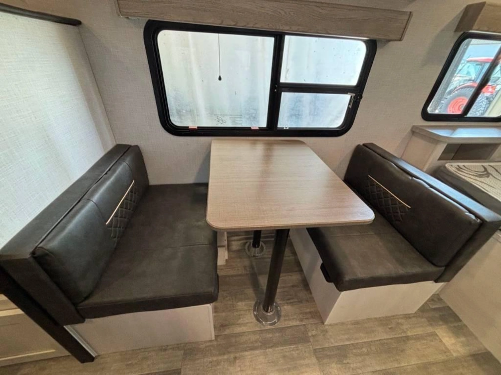 Dutchmen Coleman Rubicon 1628bh 2022 alt