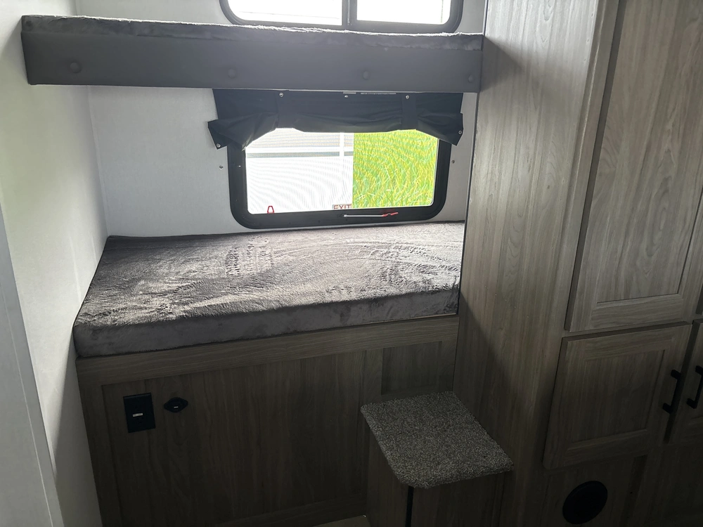2025 Coachmen Fr. Express 31se alt