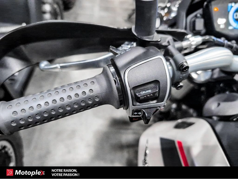 2023 Guzzi V85tt Travel Edition alt
