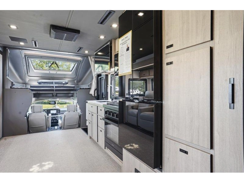 Grand Design Lineage 31zw 2027 alt