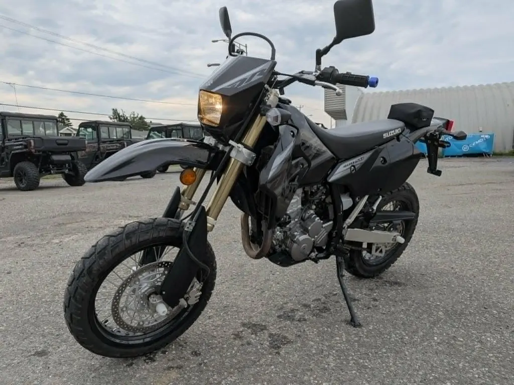 Suzuki DR-Z400SM pneus d'origine viens aussi avec 2024