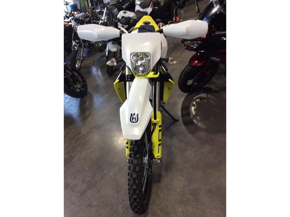 Husqvarna 701 Enduro 2024 alt