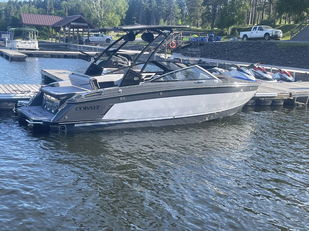 2026 Cobalt Boats R4 Surf alt