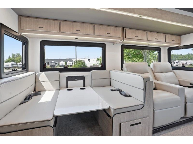 Grand Design Lineage 31zw 2027 alt