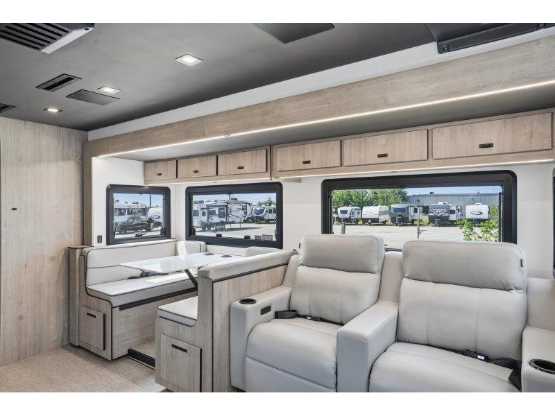 Grand Design Lineage 31zw 2027 alt