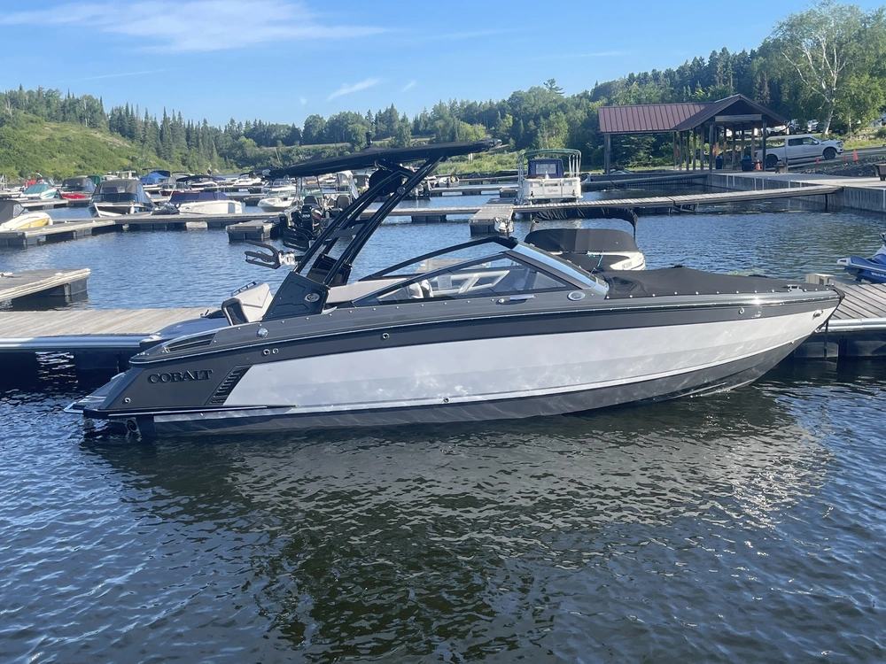 2026 Cobalt Boats R4 Surf alt