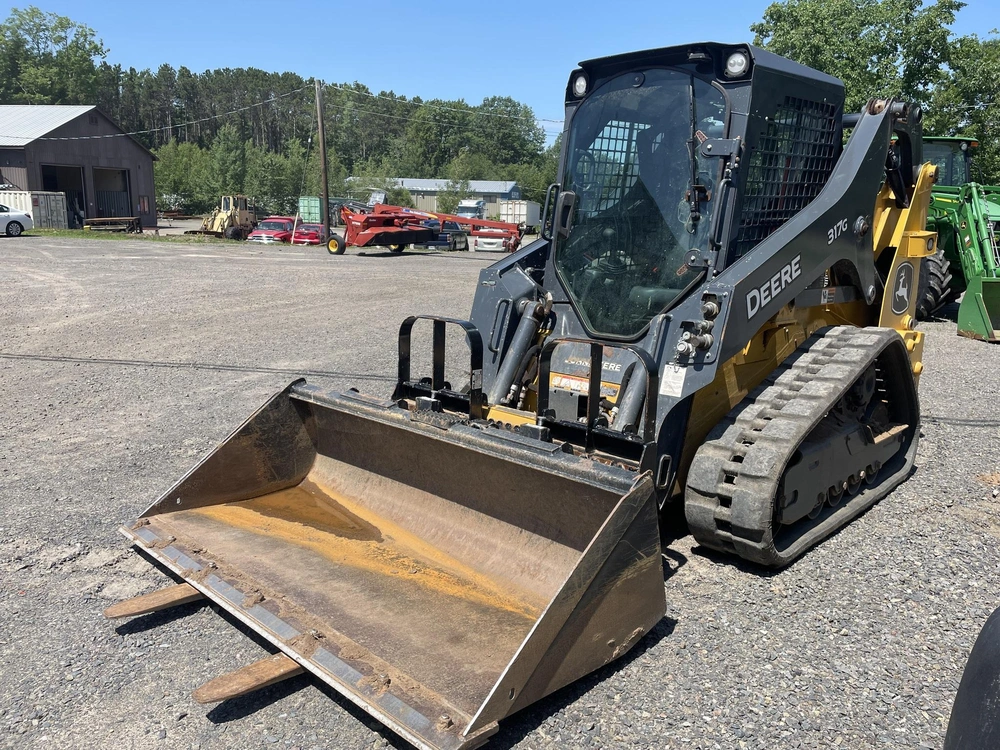 2022 John Deere 317g alt