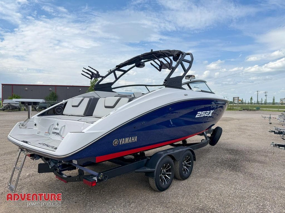 2025 Yamaha 252xe alt