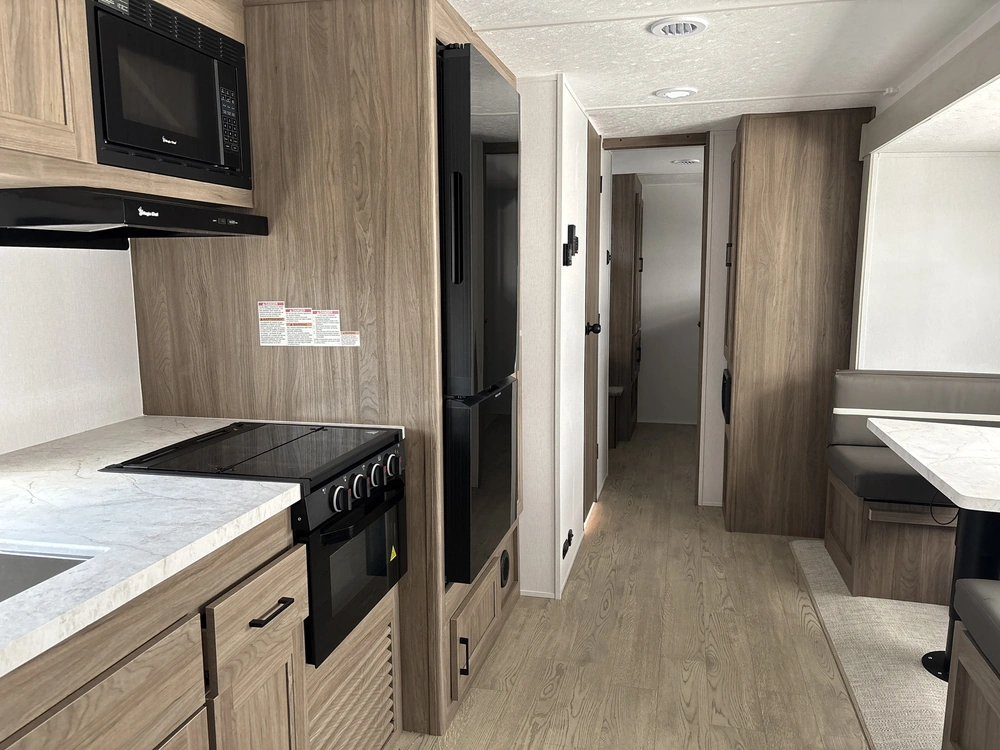 2025 Coachmen Fr. Express 31se alt