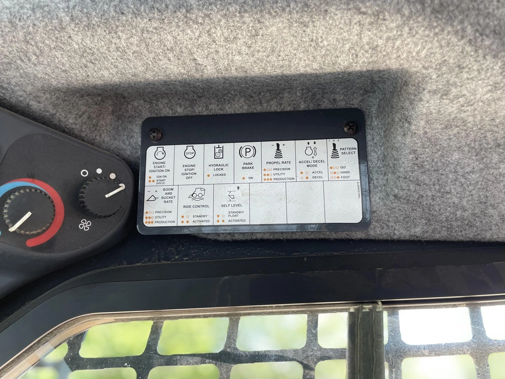 2022 John Deere 317g alt