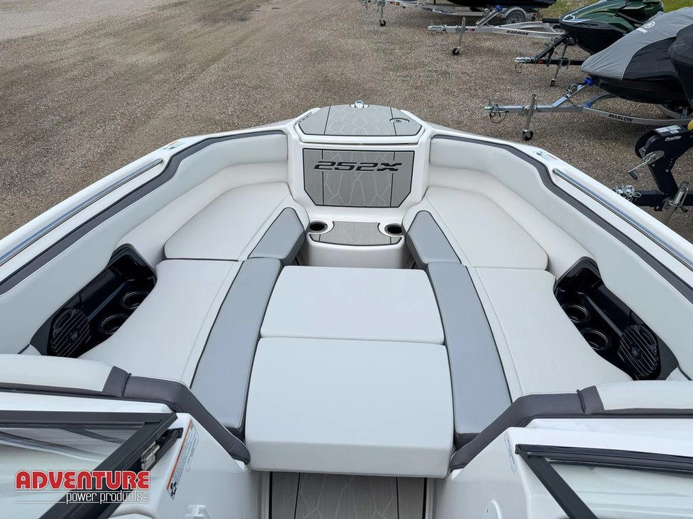 2025 Yamaha 252xe alt