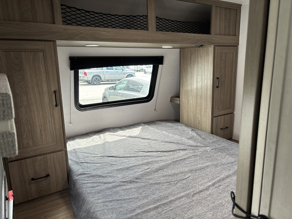 2025 Coachmen Fr. Express 31se alt