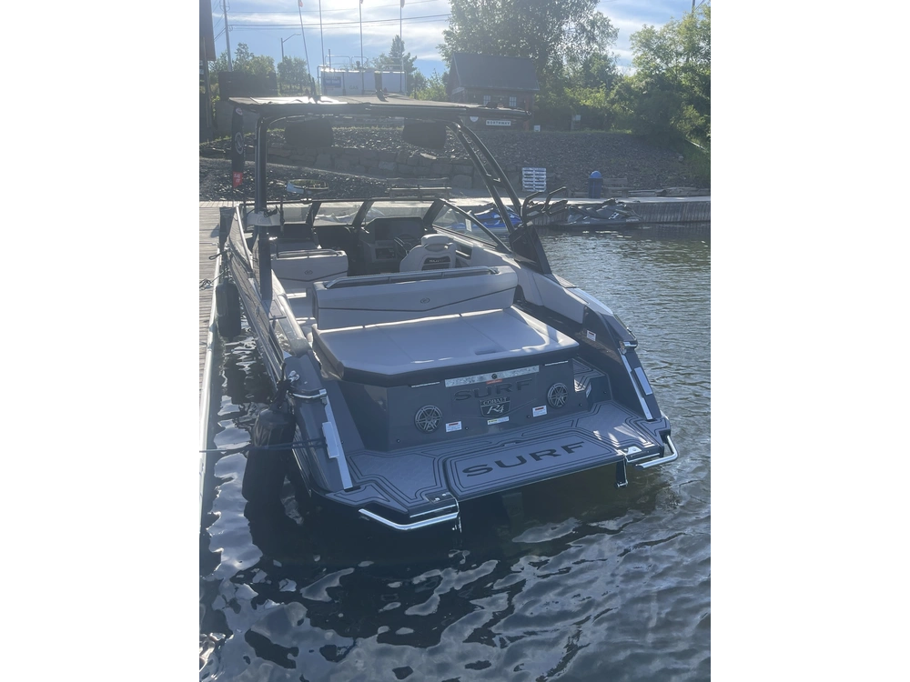 2026 Cobalt Boats R4 Surf alt