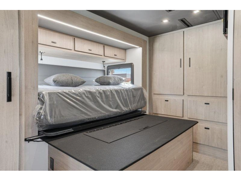 Grand Design Lineage 31zw 2027 alt