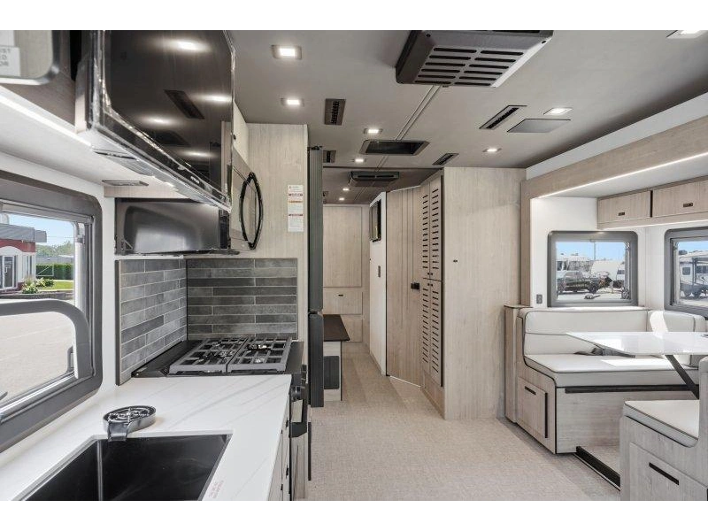 Grand Design Lineage 31zw 2027 alt