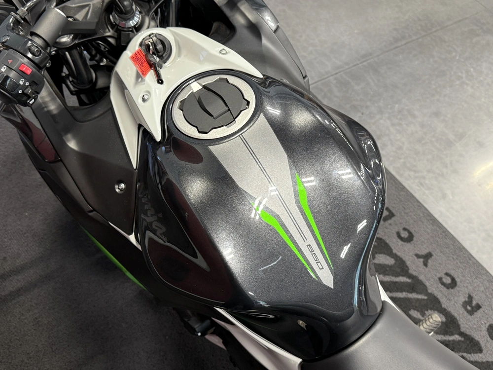 2022 Kawasaki Ninja 650 alt