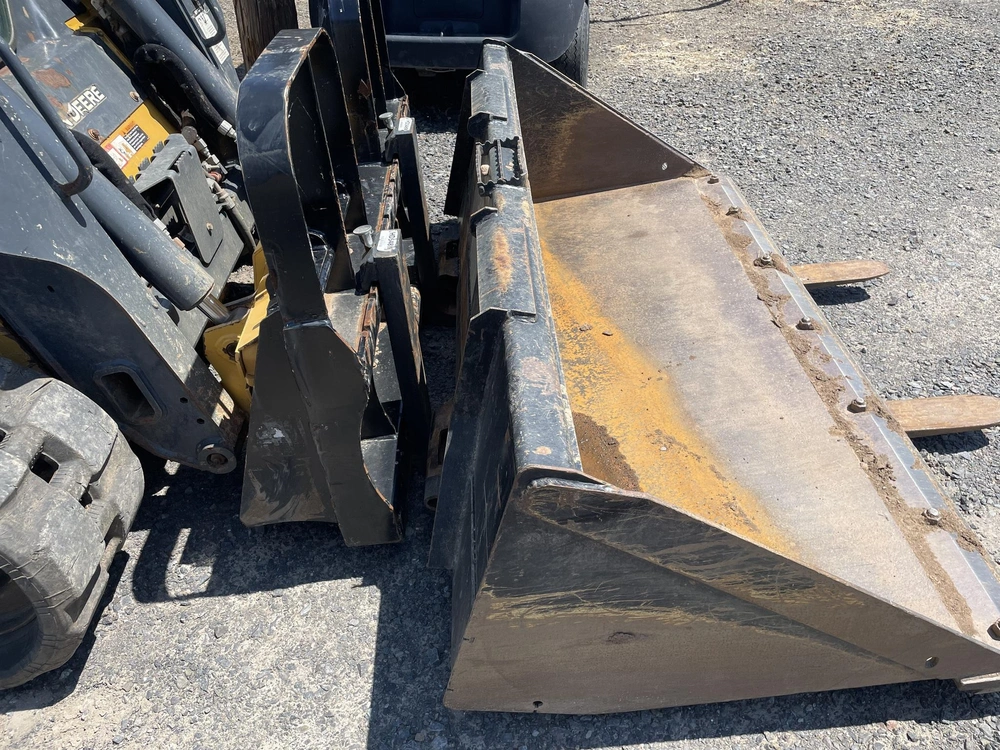 2022 John Deere 317g alt