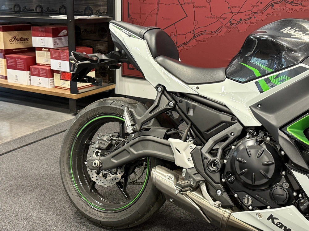 2022 Kawasaki Ninja 650 alt