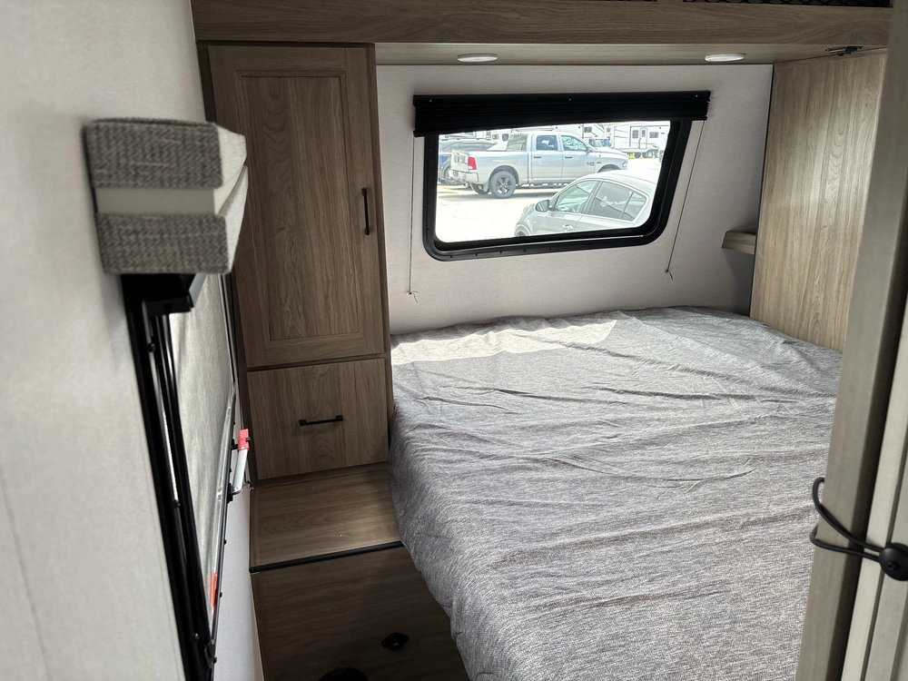 2025 Coachmen Fr. Express 31se alt