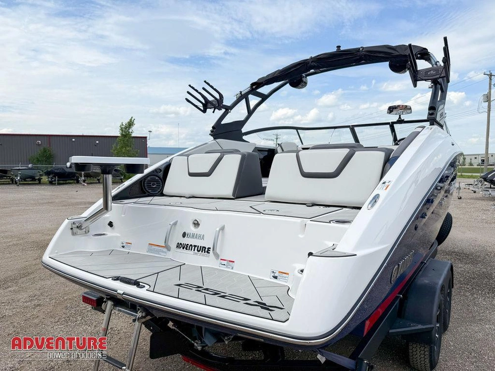 2025 Yamaha 252xe alt