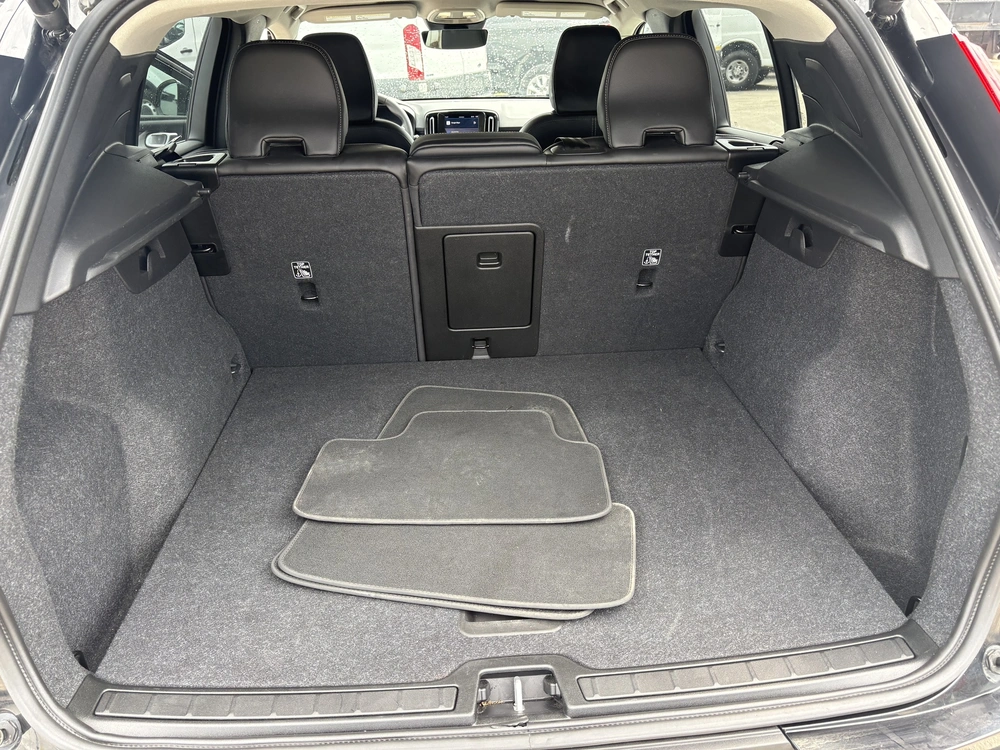 2025 Volvo Xc40 B5 alt