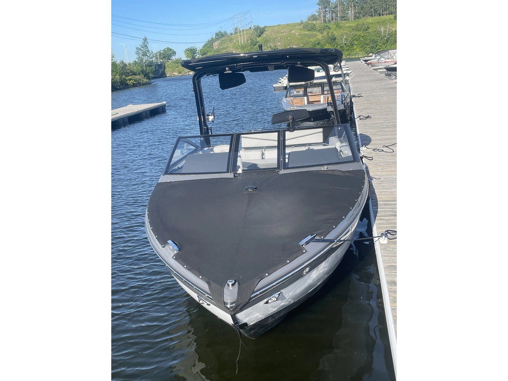 2026 Cobalt Boats R4 Surf alt