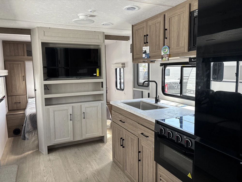 2025 Coachmen Fr. Express 31se alt