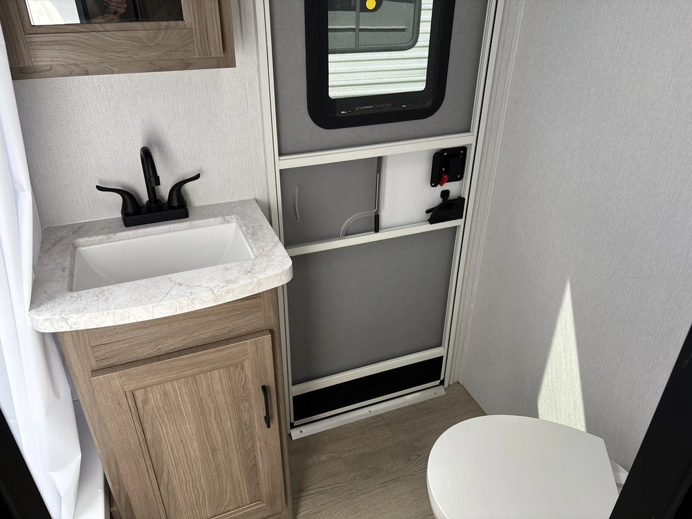 2025 Coachmen Fr. Express 31se alt
