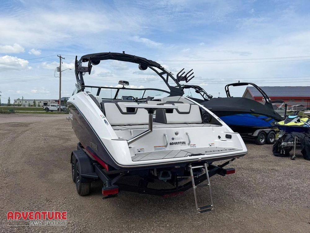 2025 Yamaha 252xe alt
