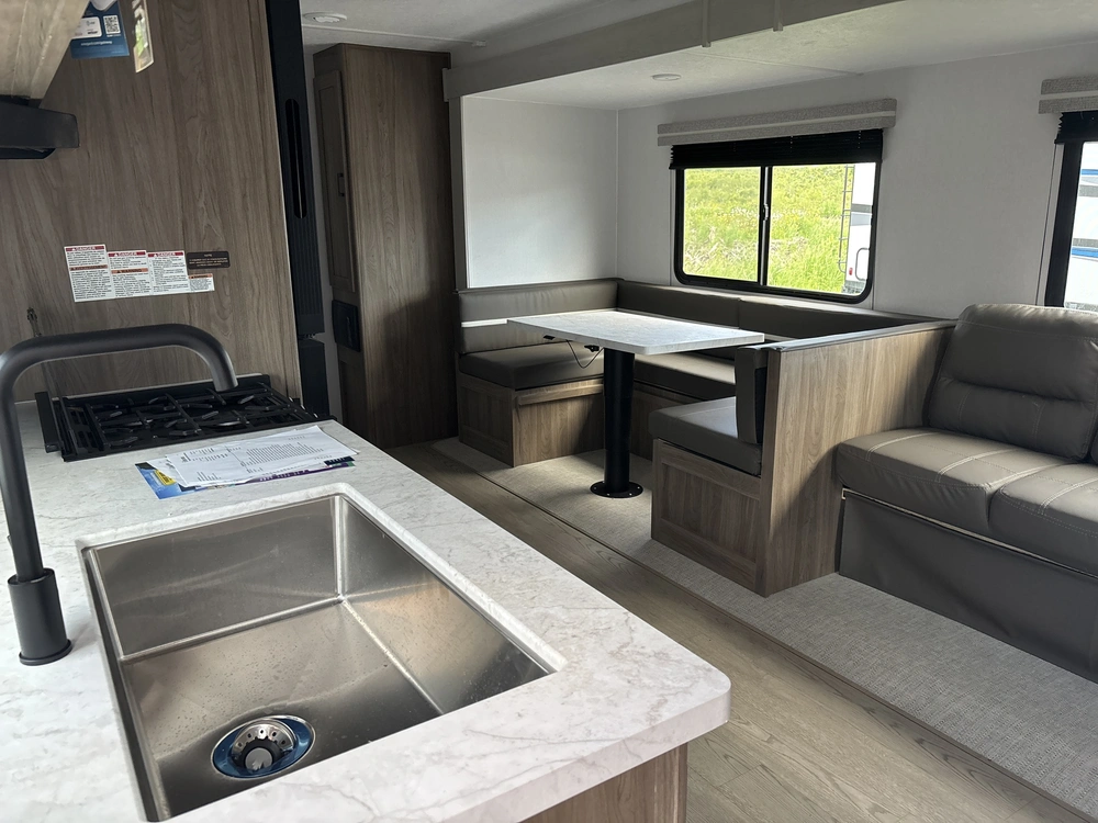 2025 Coachmen Fr. Express 31se alt