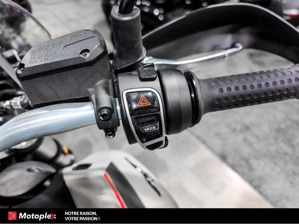 2023 Guzzi V85tt Travel Edition alt