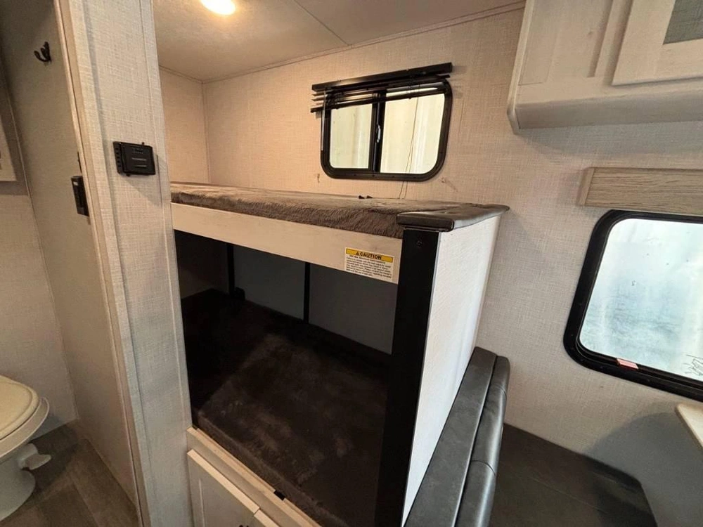 Dutchmen Coleman Rubicon 1628bh 2022 alt