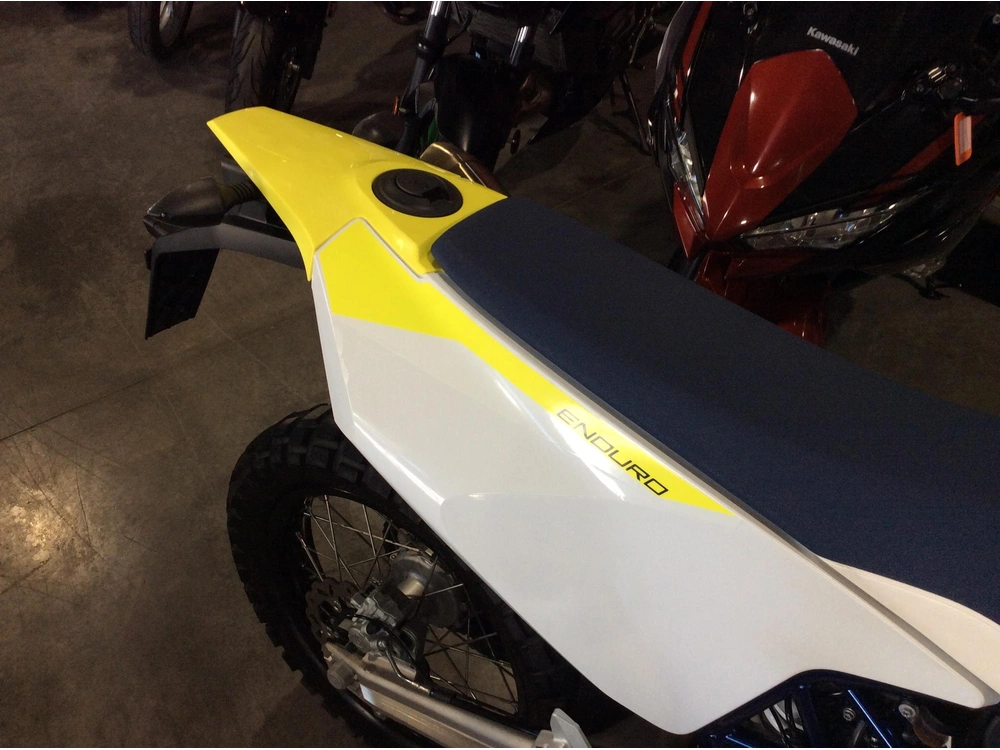 Husqvarna 701 Enduro 2024 alt