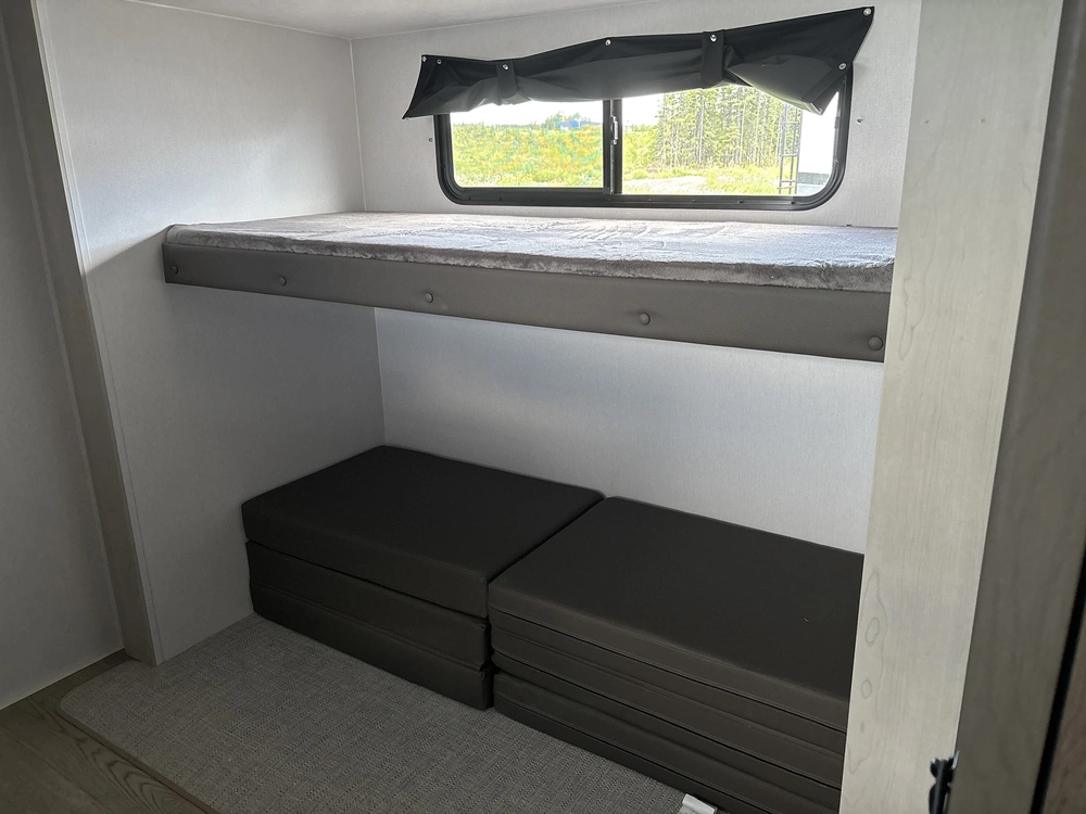 2025 Coachmen Fr. Express 31se alt
