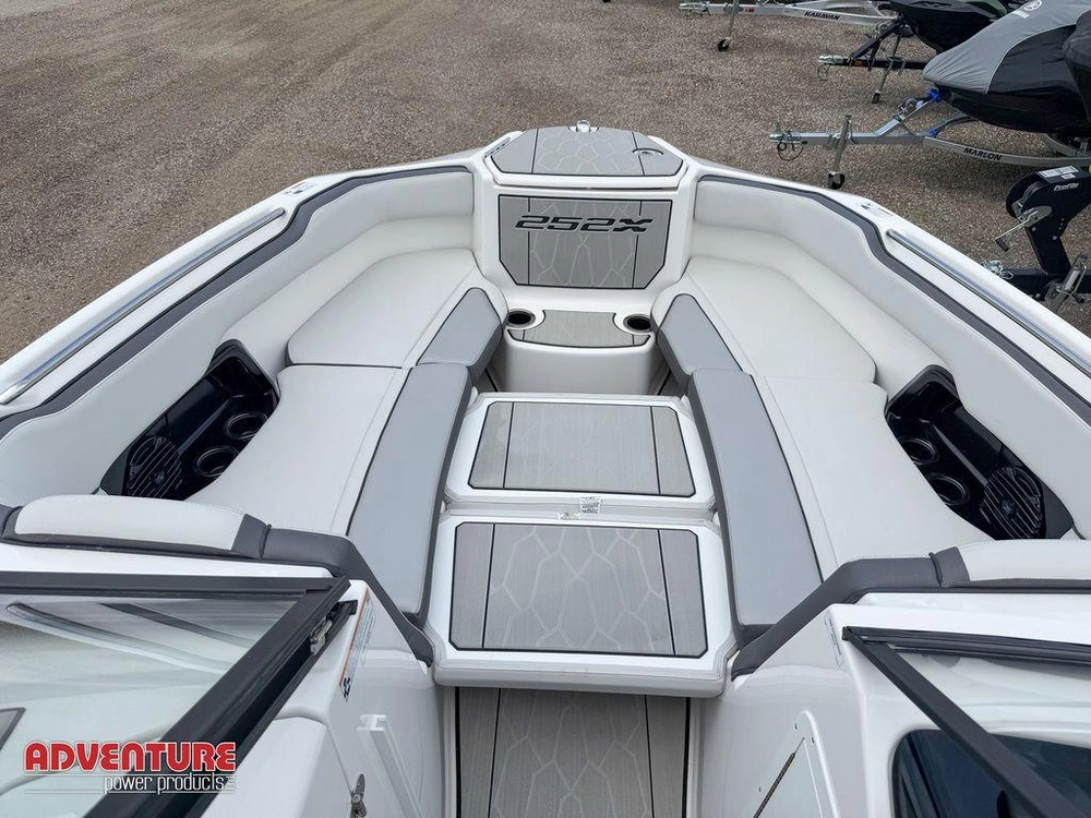 2025 Yamaha 252xe alt
