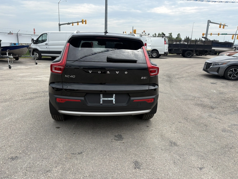 2025 Volvo Xc40 B5 alt