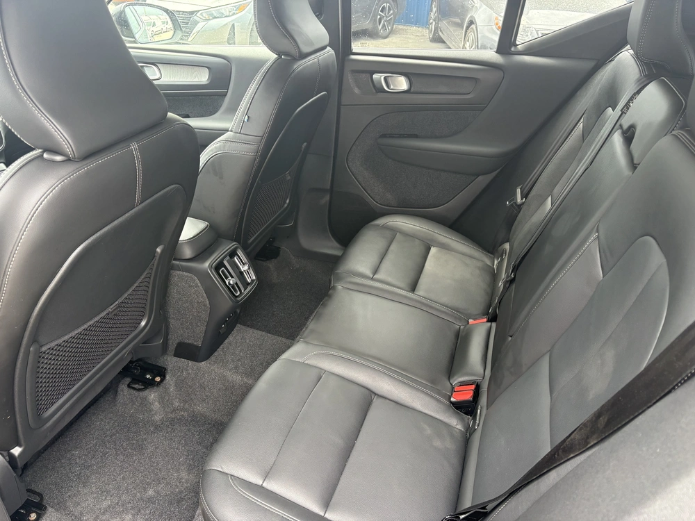 2025 Volvo Xc40 B5 alt