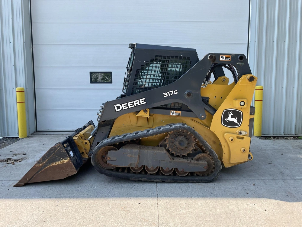 2022 John Deere 317g alt