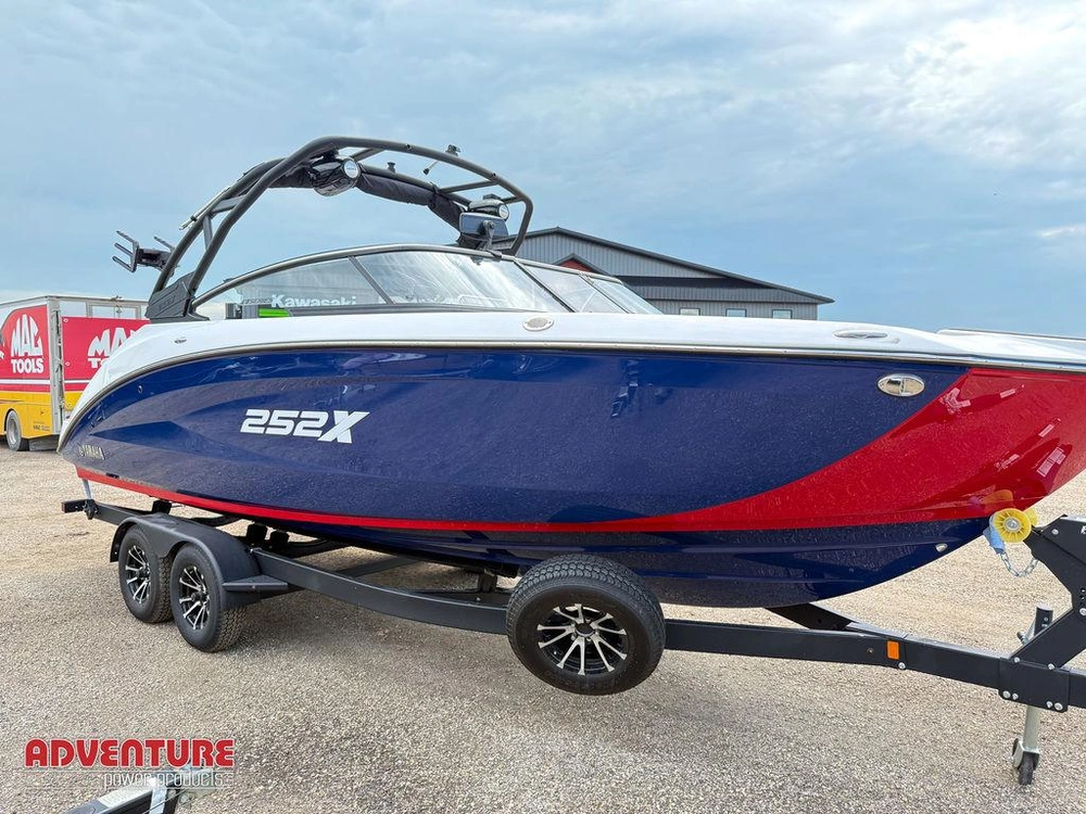 2025 Yamaha 252xe alt